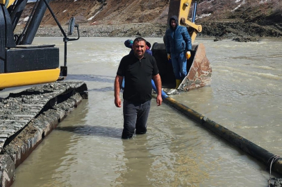 Ağrı’da Muhtar Yavuz Özen’in girişimiyle su hattı onarıldı
