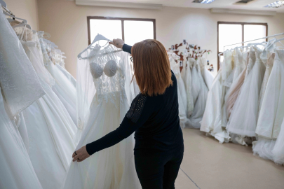 Gelinlikler hayalleri İzmir Bornova'da gerçeğe dönüşüyor